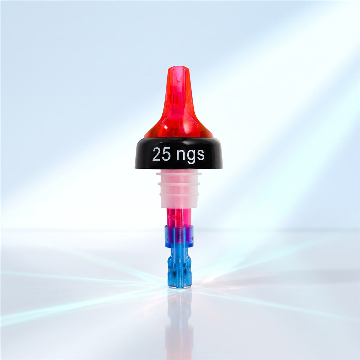 Bec verseur doseur à bille rouge avec bague noire marquée 25 ngs, debout sur une surface blanche brillante