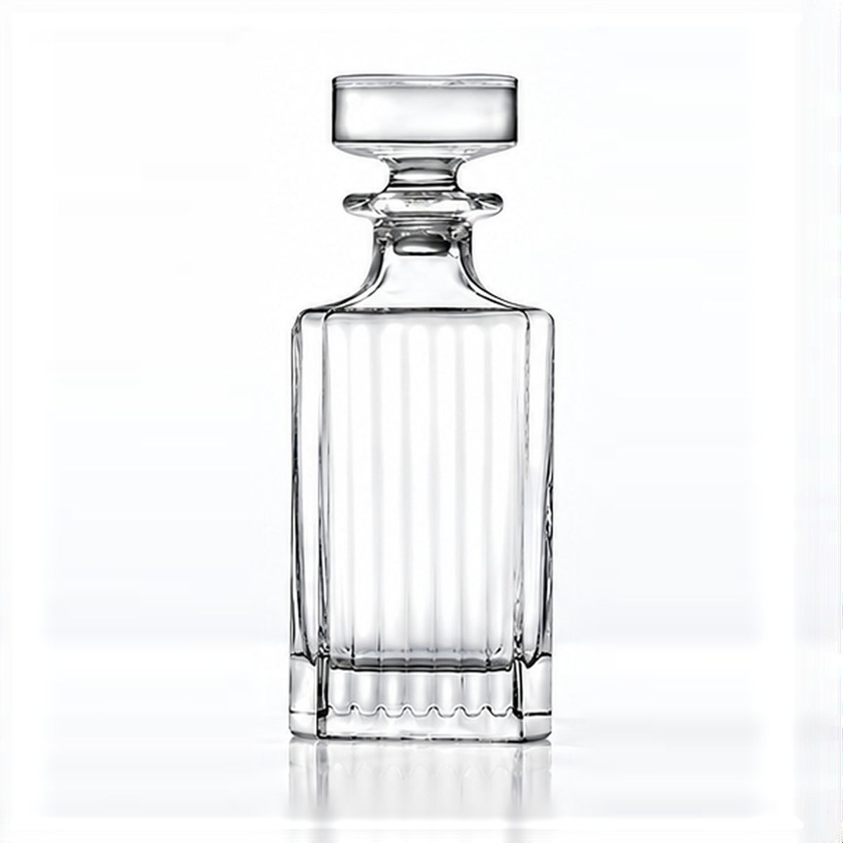 Carafe à bouchon RCR Timeless 75 cl à côtes verticales, vue de face sur fond clair