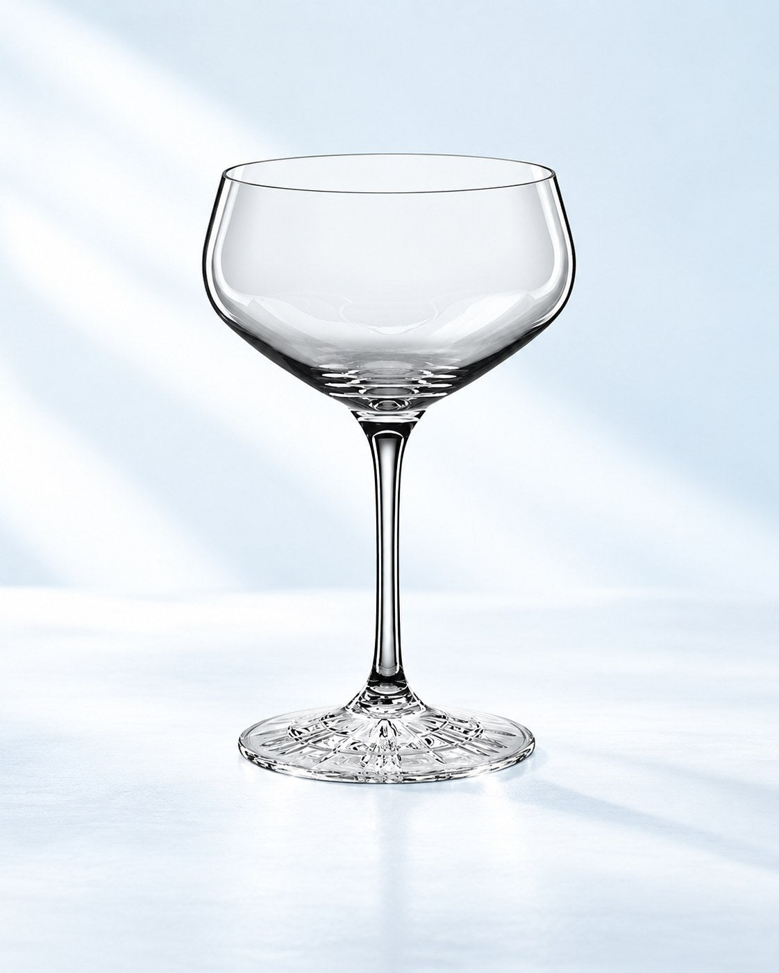 Coupette Spiegelau Perfect Serve vide sur un plan blanc lumineux