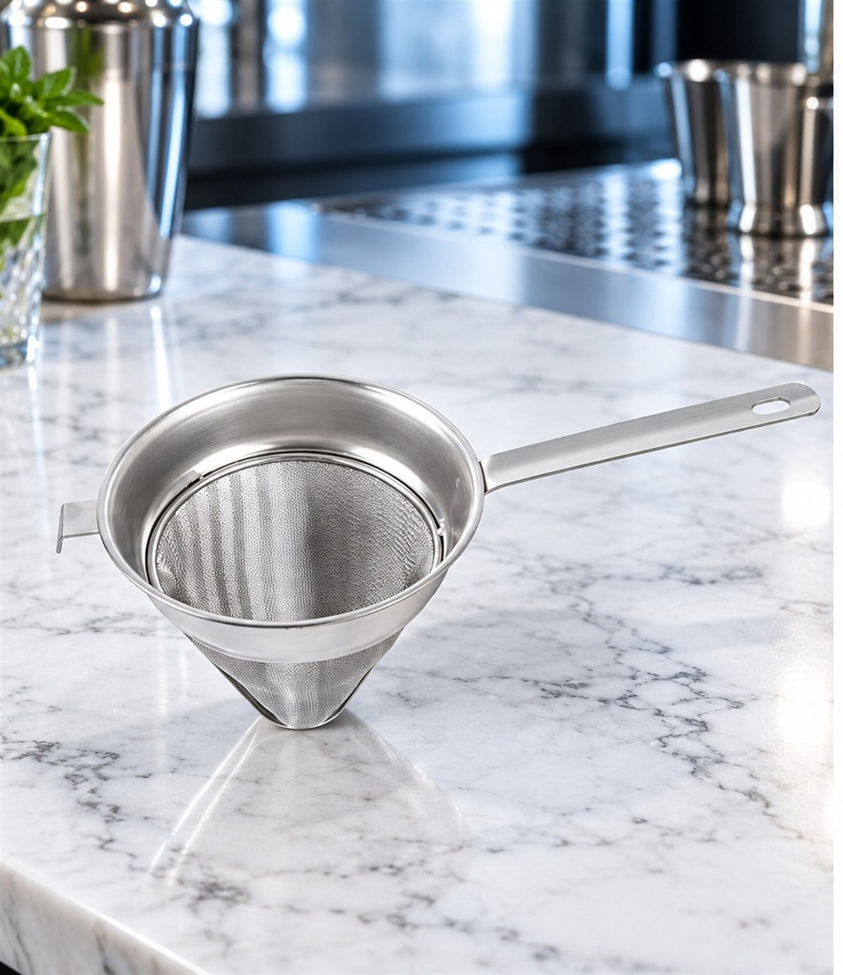 Passe-sauce inox Gastronoble 20 cm, vu de face sur fond clair
