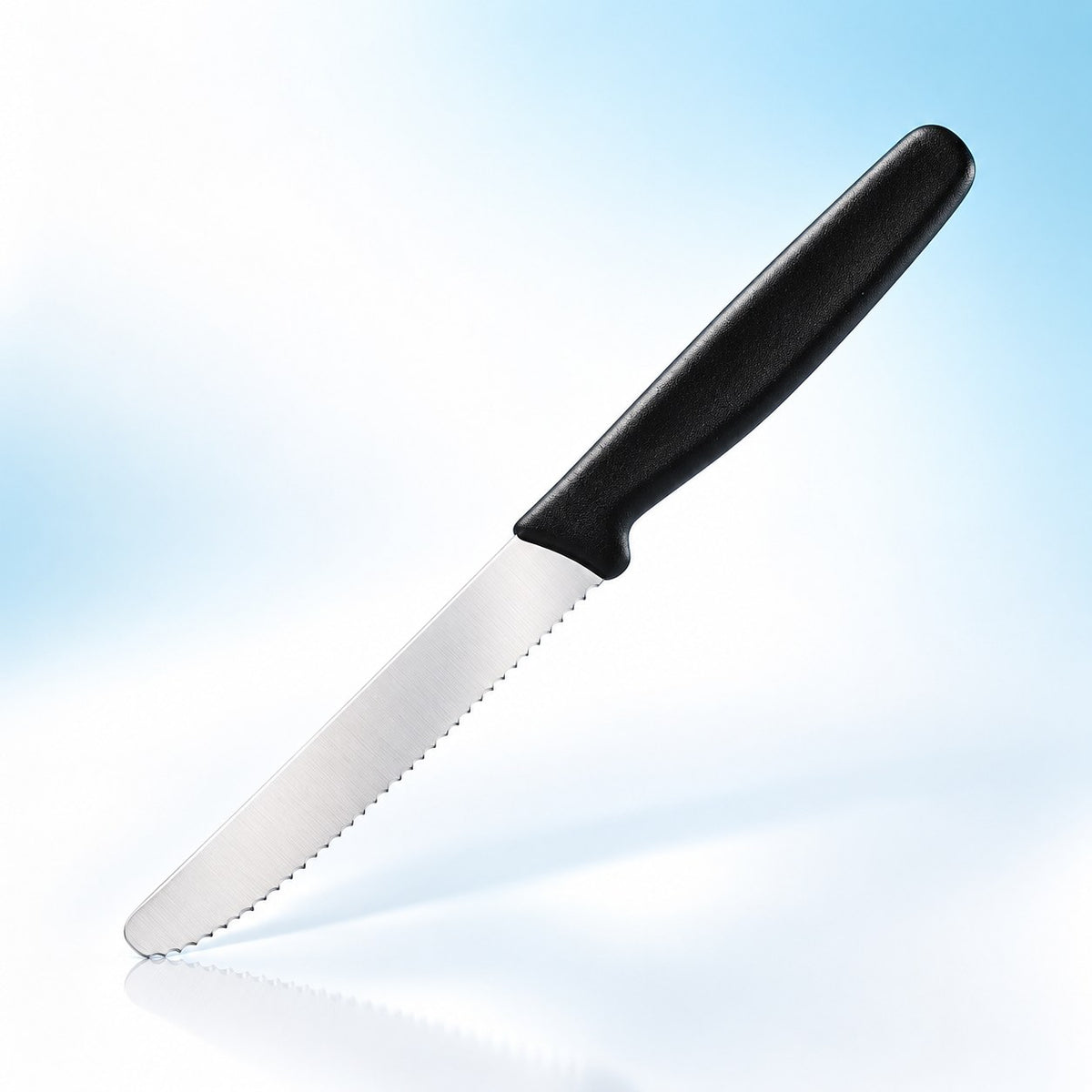 Couteau d'office Victorinox lame dentée 11 cm, vu de face sur fond clair
