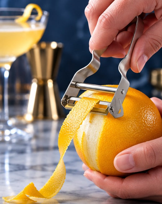 Économe Genware EU 10,2 cm, prélevant un zeste d'orange