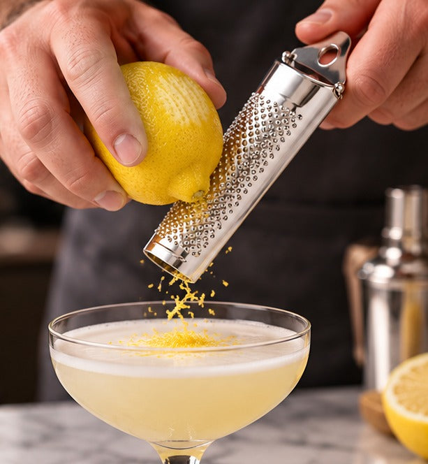 Râpe à condiments Beaumont, râpant un zeste de citron sur une coupe