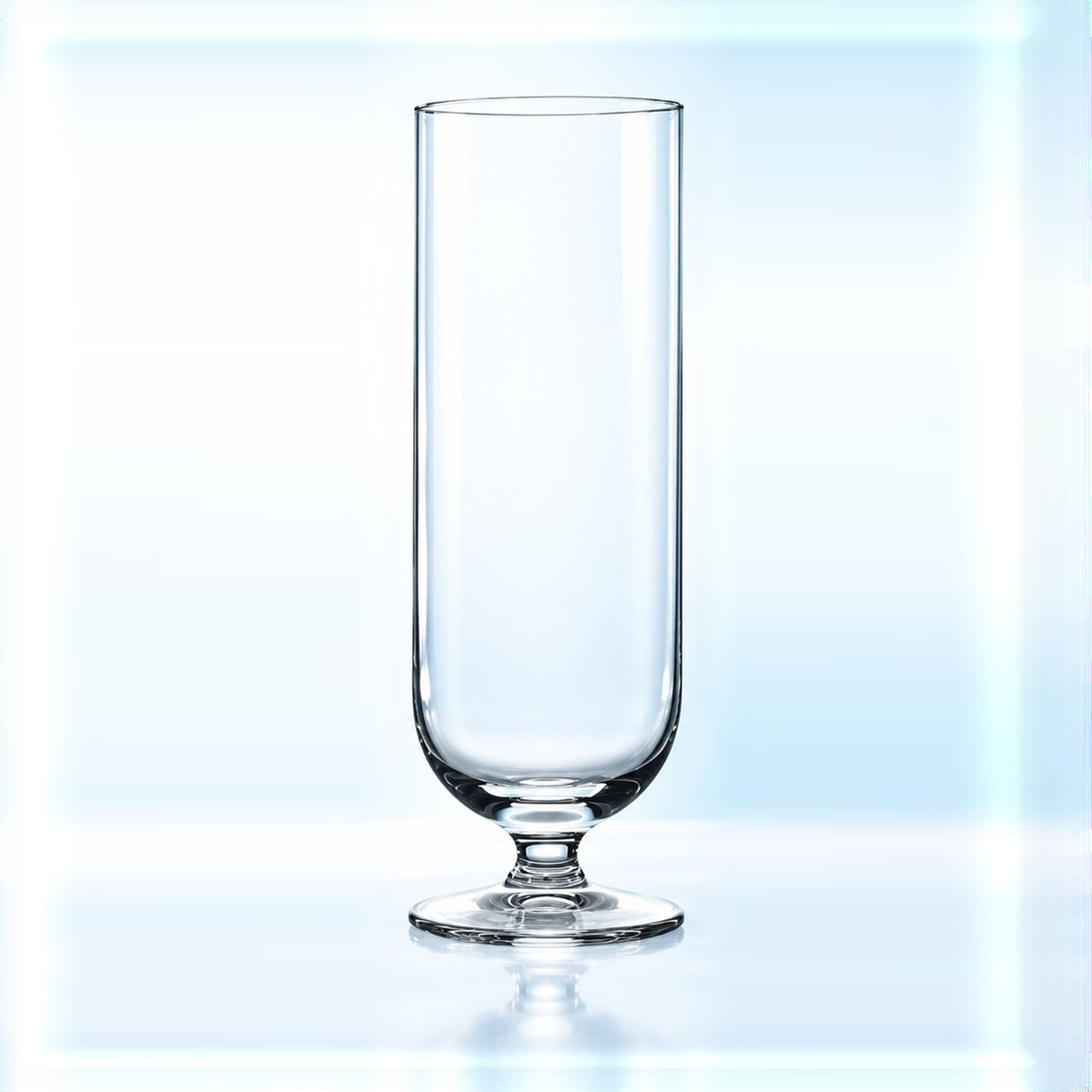 Flûte à champagne Levitas Highball 34 cl à pied court, vue de face sur fond bleu clair