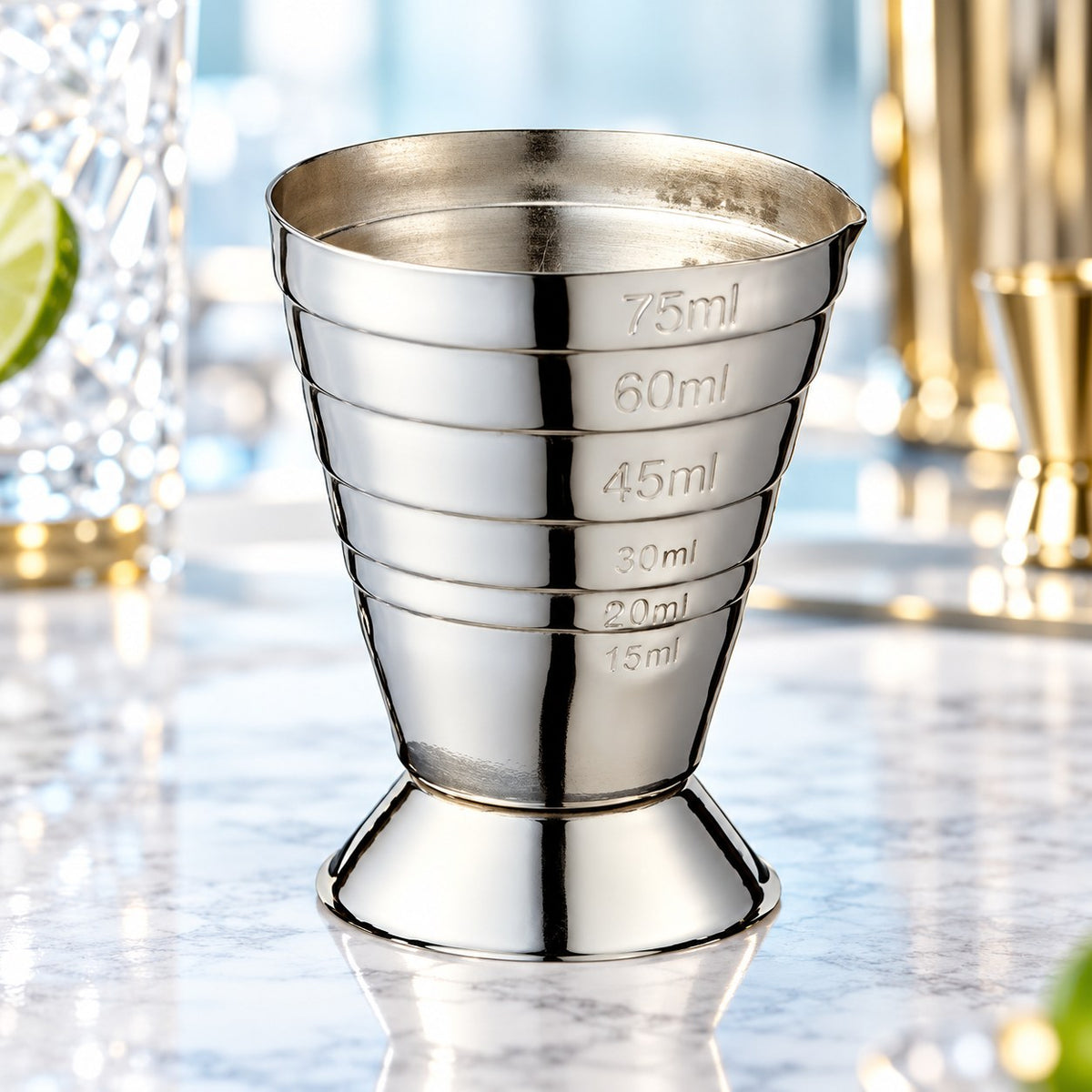 Jigger multi mesure Casual Accessoires 15 à 75 ml, vu de face sur fond clair