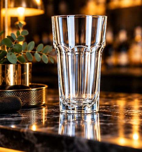 Verre long drink Libbey Gibraltar 35 cl, vide sur un comptoir de bar