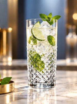 Long drink Libbey Carats 41 cl, avec un second mojito sur un plan de marbre