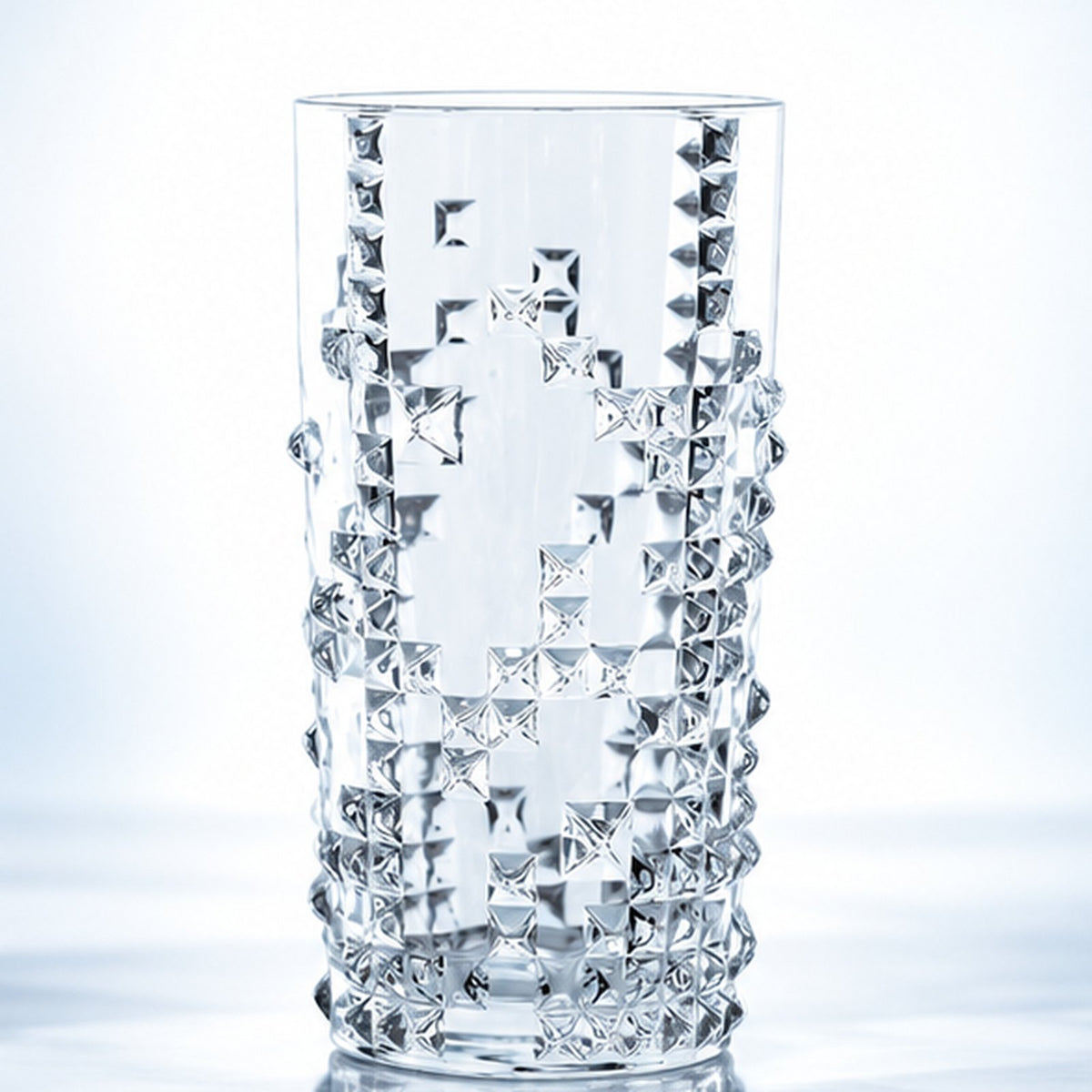 Verre long drink Nachtmann Punk 39 cl à pointes de diamant en relief, vu de face sur fond bleu clair