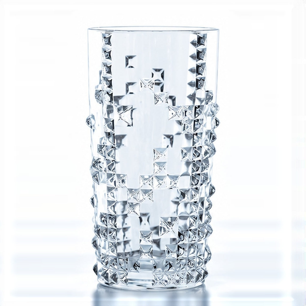Verre long drink Nachtmann Punk 39 cl à pointes de diamant en relief, vu de face sur fond bleu clair