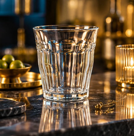 Long drink Duralex Picardie 31 cl, sans boisson, sur un comptoir sombre aux accessoires dorés
