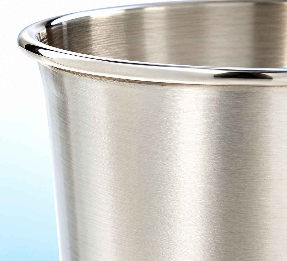 Gros plan sur le bord et la finition brossée du Julep Cup argent