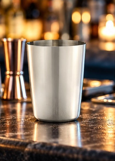 Moscow mule Genware EU vintage 40 cl, sur un comptoir sombre aux accessoires cuivrés