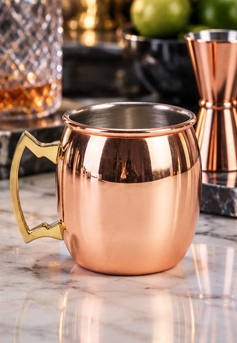 Moscow mule Genware EU Barrel Mug, poignée or 40 cl, seul, sur un plan de marbre