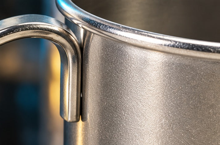 Mug droit Genware EU inox brossé 48 cl, gros plan sur la poignée et le bord