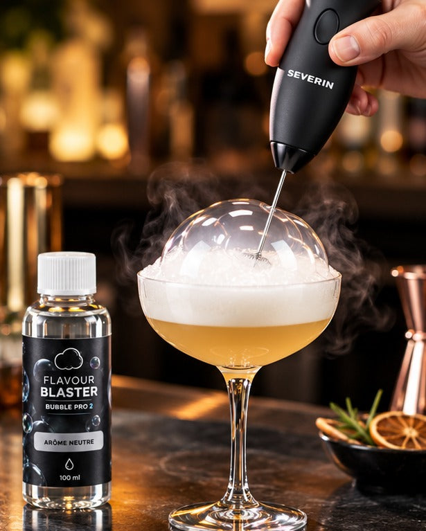 Fouet émulsionneur à lait Severin, monter une mousse sur une coupe de cocktail