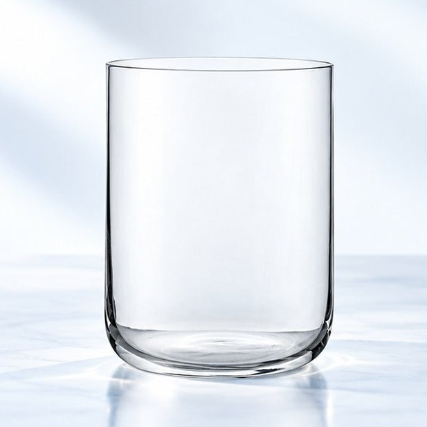 Verre à whisky Nude Finesse 39 cl à bord fin, vu de face sur un plan de marbre lumineux