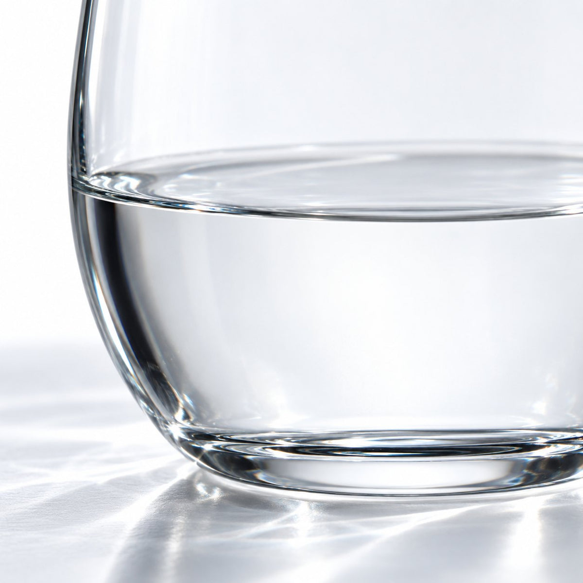 Gros plan sur la courbe arrondie du verre à eau Nude Pure