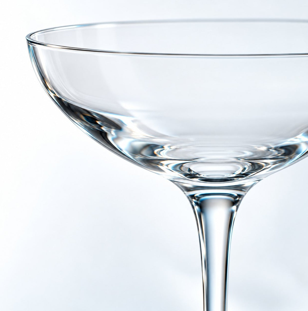 Gros plan sur le bol conique et le début de la tige du verre Coupetini Nude Savage