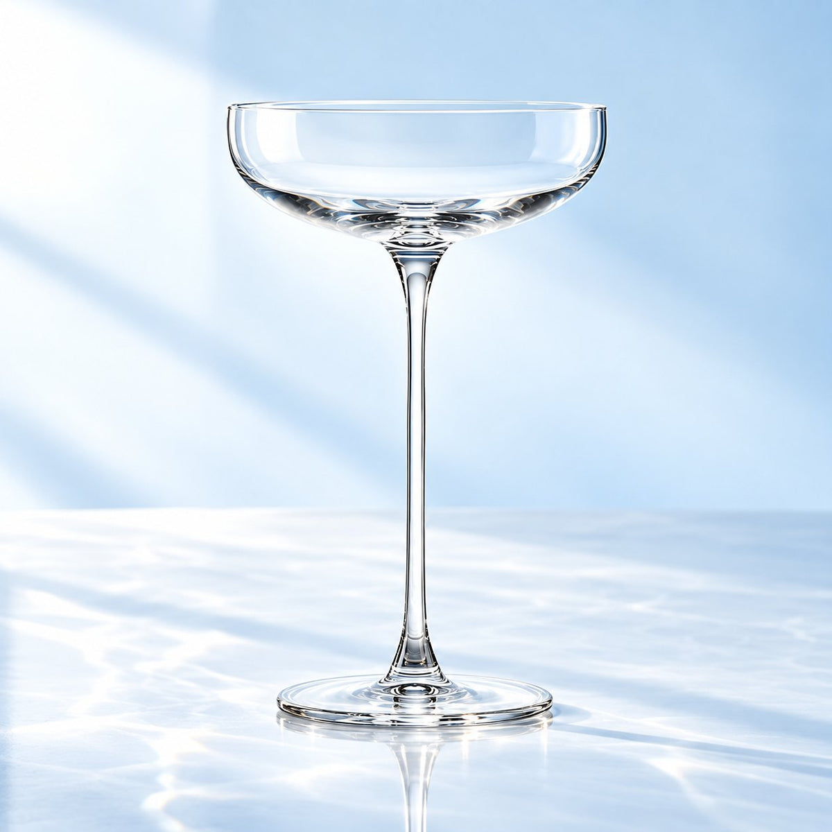 Coupe Nude Savage 22 cl à large bol et pied fin, vue de face sur un plan de marbre lumineux