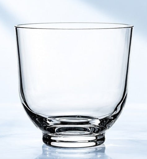 Verre à whisky Nude Hepburn 38 cl à base surélevée, vu de face sur un plan de marbre lumineux