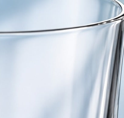 Gros plan sur la base survélevée du verre à whisky Nude Hepburn