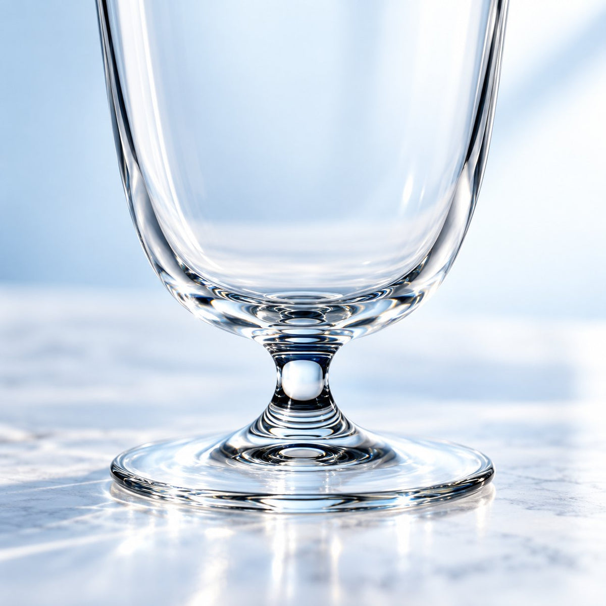 Gros plan sur le bol et le pied du verre Nude Bar Giani