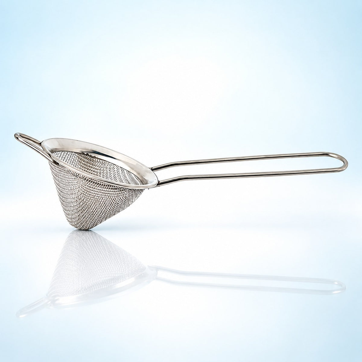 Passoire Genware EU Conique et Maille Fine, vu de face sur fond clair