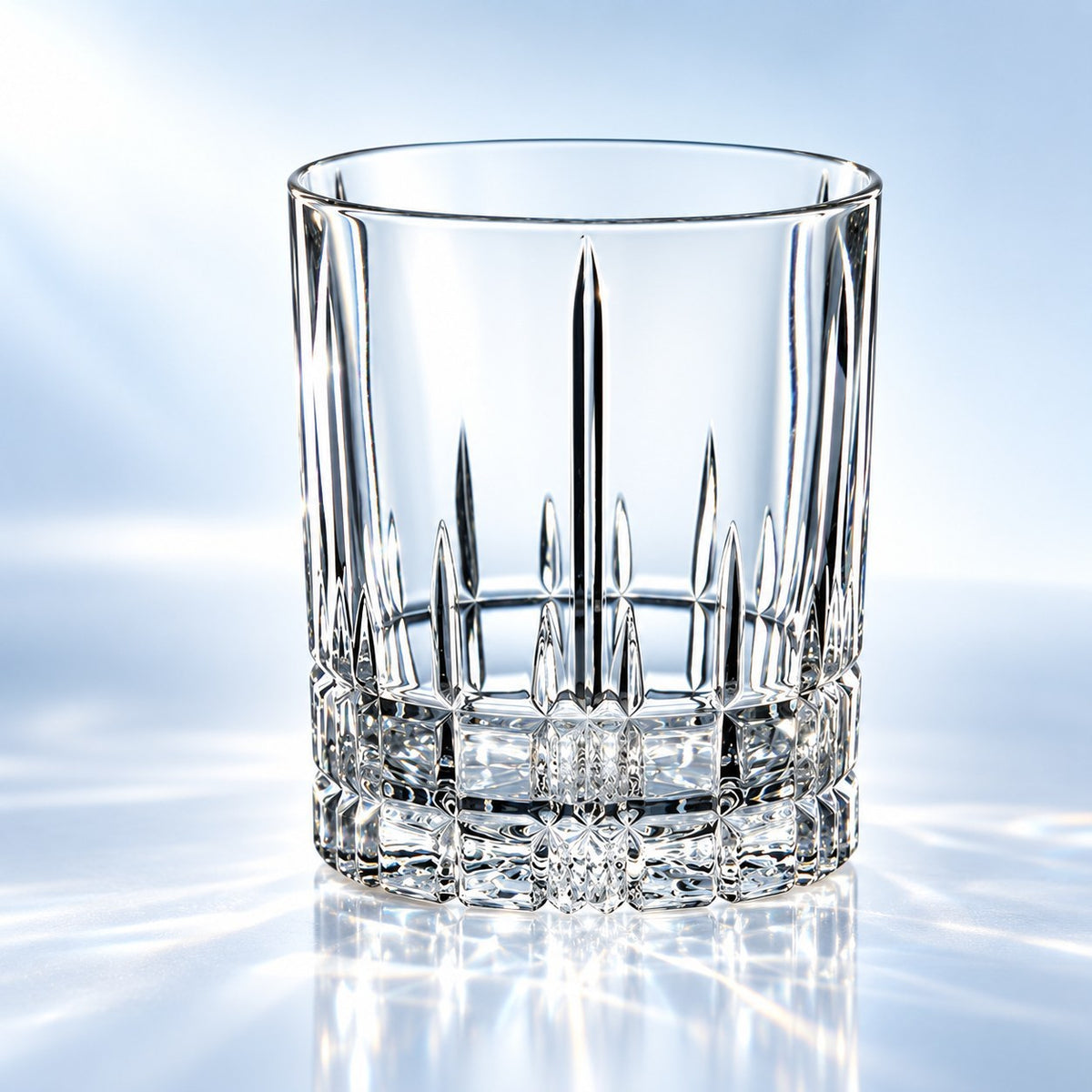 Verre short drink Spiegelau Perfect Serve 37 cl à base taillée, vu de face sur fond bleu clair