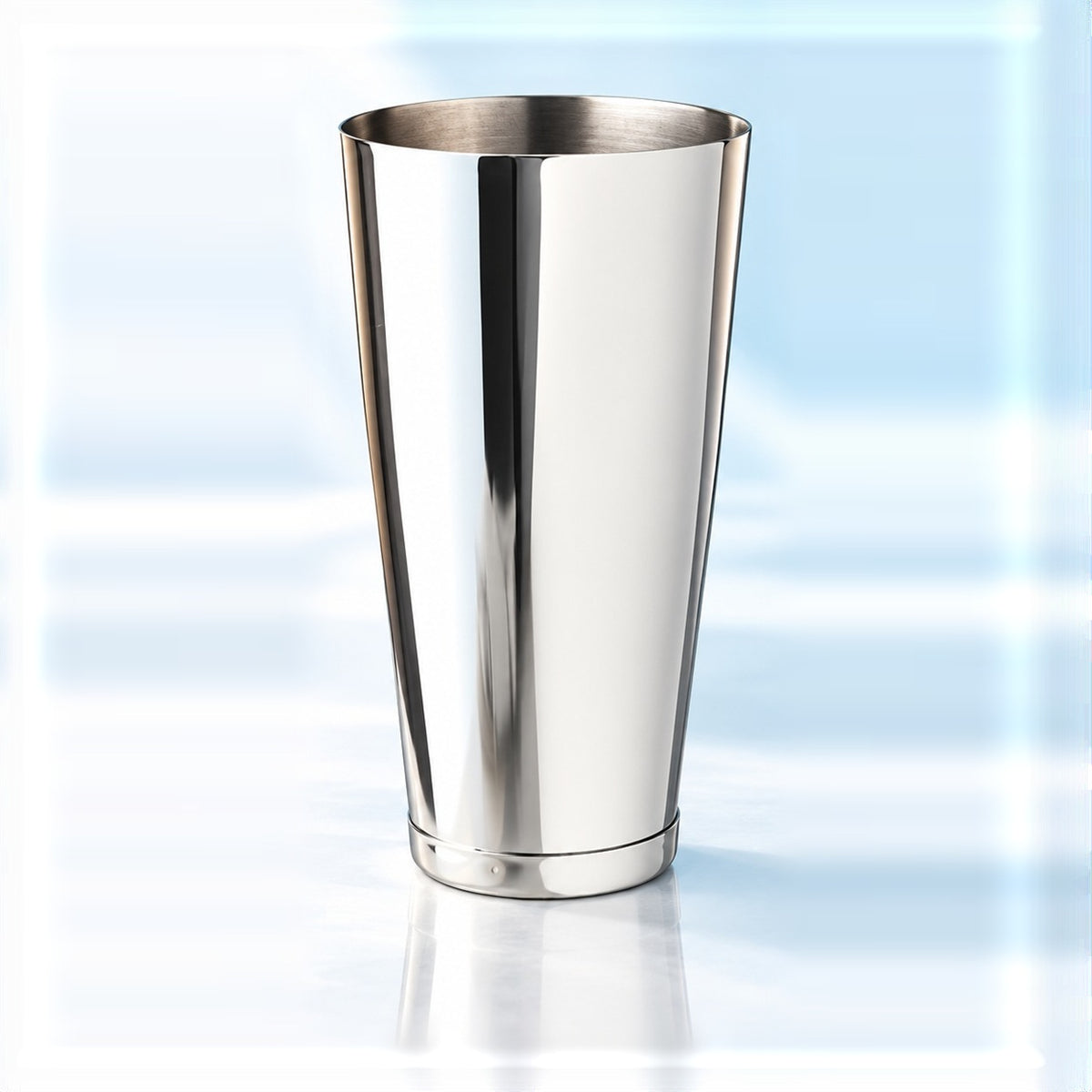 Grande tin de shaker Boston en inox miroir, 82 cl, vue de face sur fond bleu clair