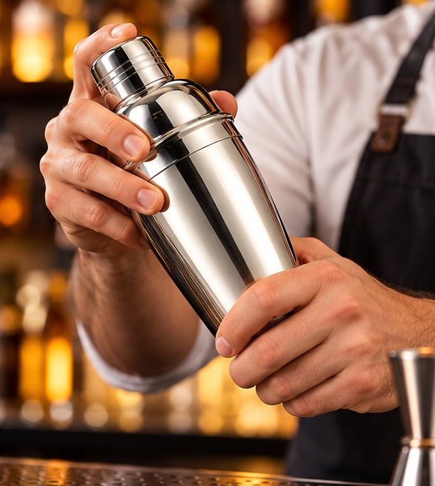 Shaker 3 pièces Genware EU Cobbler 50 cl, secoué par un barman
