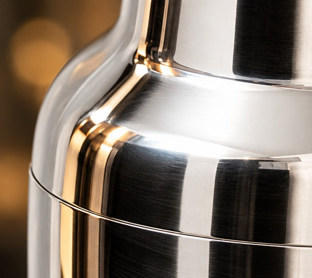 Shaker continental Mezclar Art Déco 55 cl, gros plan sur le corps miroir