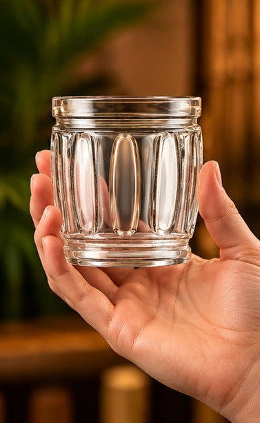 Tiki mug Lebrun 41 cl, tenu en main