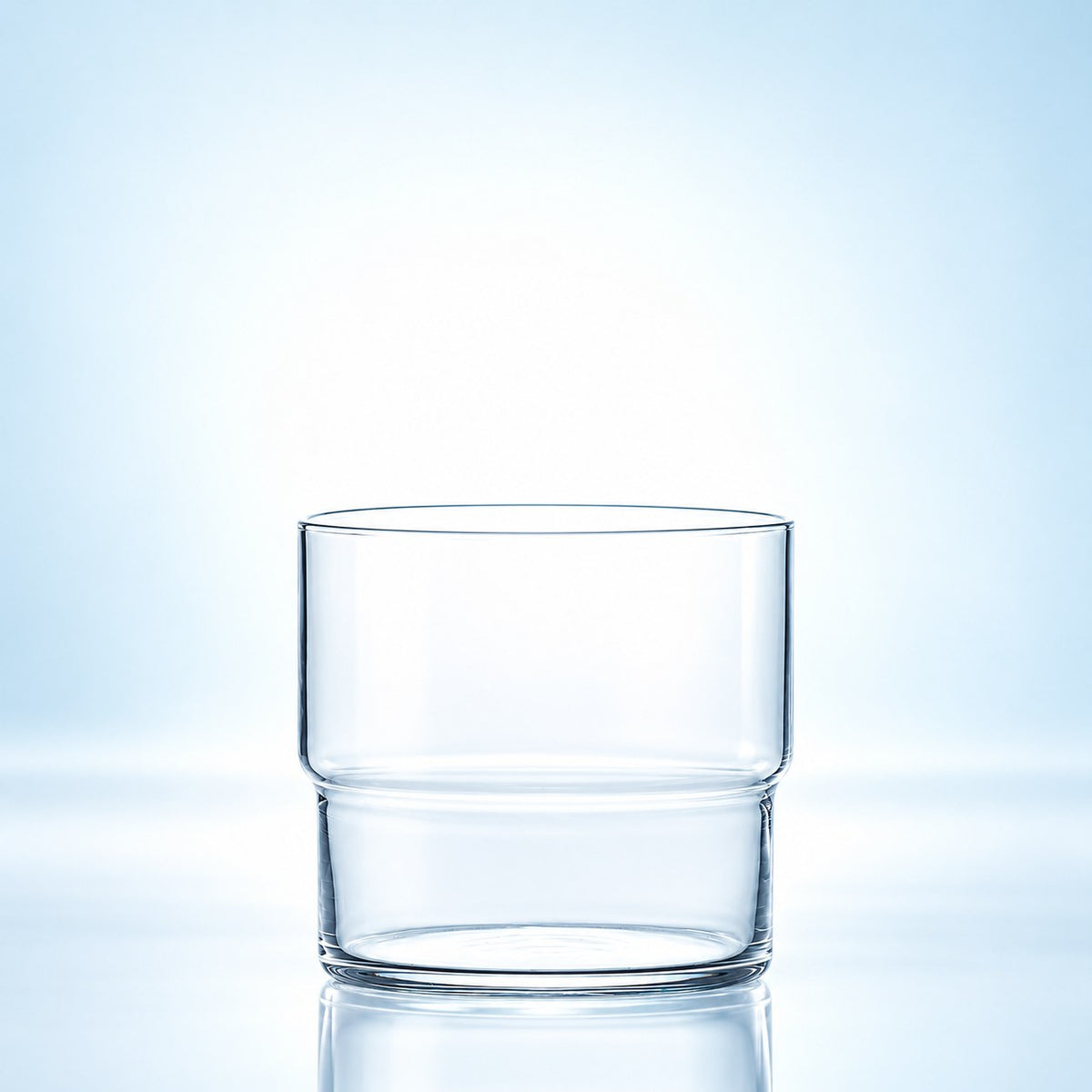 Verre short drink Toyo-Sasaki Hard Strong Fino 31,5 cl à bord étagé, vu de face sur fond bleu clair