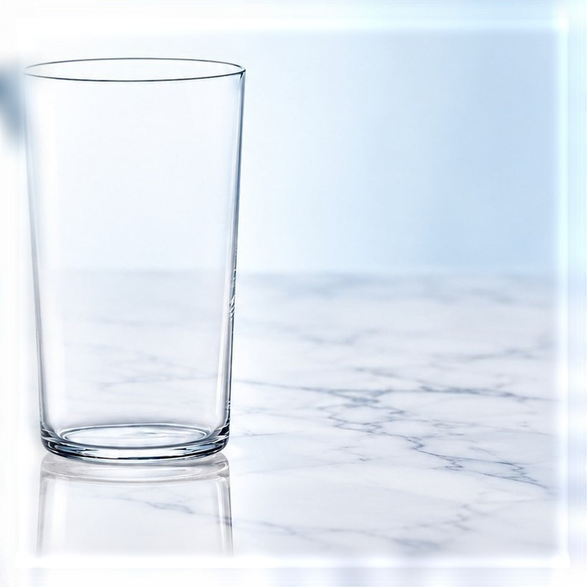 Verre cocktail glass Toyo-Sasaki Usurai 15 cl, vu de face sur fond clair
