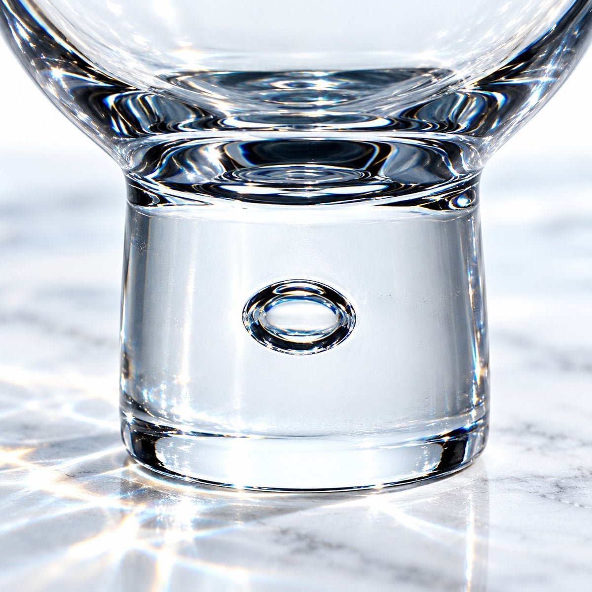 Verre cocktail glass Toyo-Sasaki Sake Cup, gros plan sur le pied à bulle