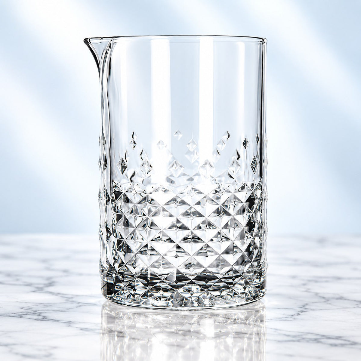 Verre à mélange Libbey Carats 75 cl à motif de pointes de diamant et bec verseur, vu de face sur un plan de marbre