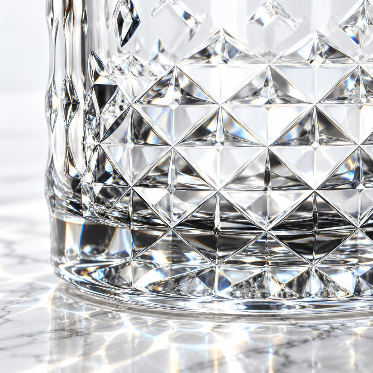 Gros plan sur le motif de pointes de diamant du verre à mélange Libbey Carats