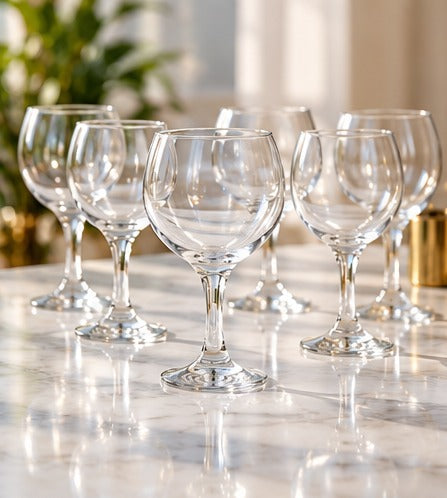 Gin tonic / spritz Genware UK Misket 64,5 cl, en série de plusieurs verres alignés sur un plan de marbre