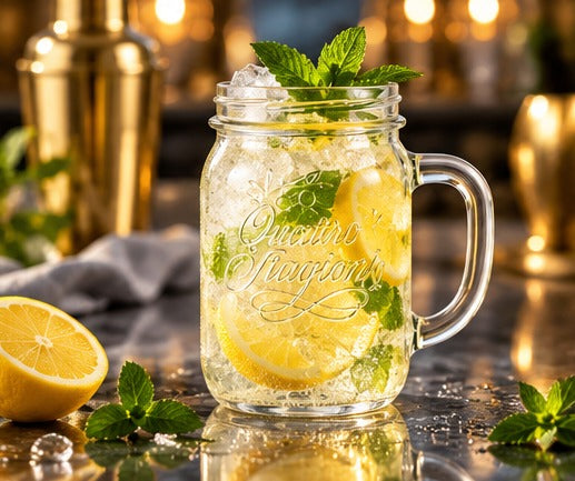 Bocal avec anse Quattro 41 cl, rempli d'une limonade au citron sur un comptoir
