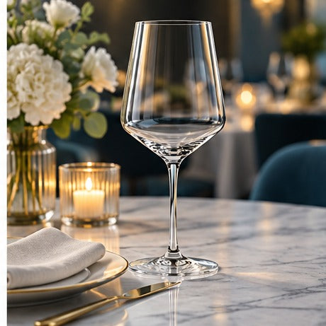 Verre à vin Spiegelau Style 44 cl, sans boisson, sur une table dressée, avec fleurs et bougies