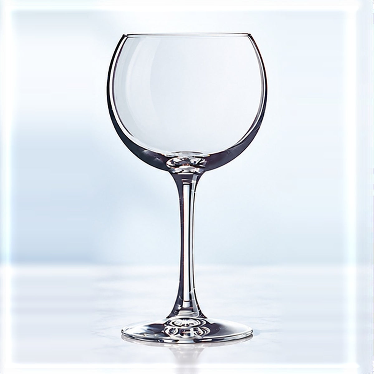 Verre à vin ballon Chef & Sommelier Cabernet 35 cl, vu de face sur fond bleu clair