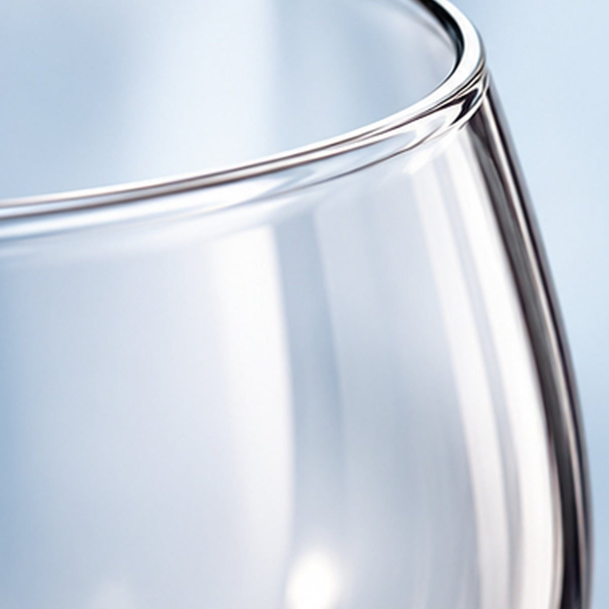 Gros plan sur le bord arrondi du verre à vin ballon Chef & Sommelier Cabernet