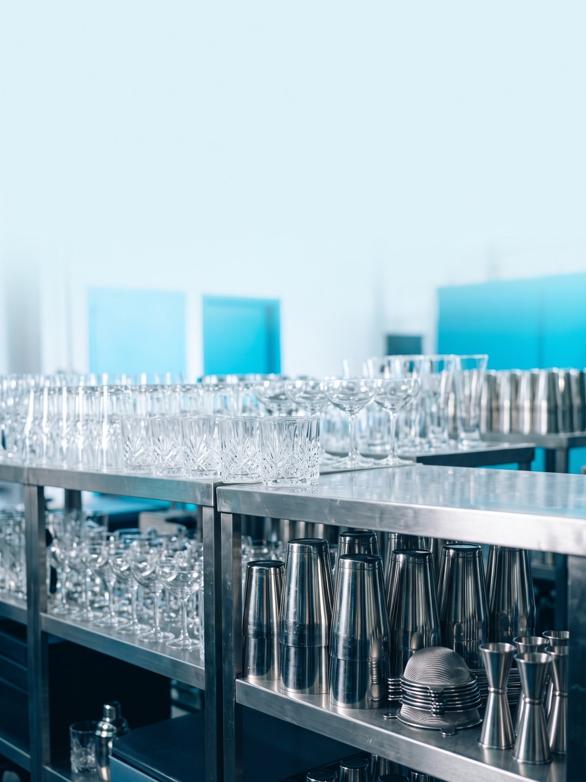 BWA, matériel de bar professionnel aux meilleurs prix : étagères en inox remplies de verres de bar, shakers et jiggers en grande quantité