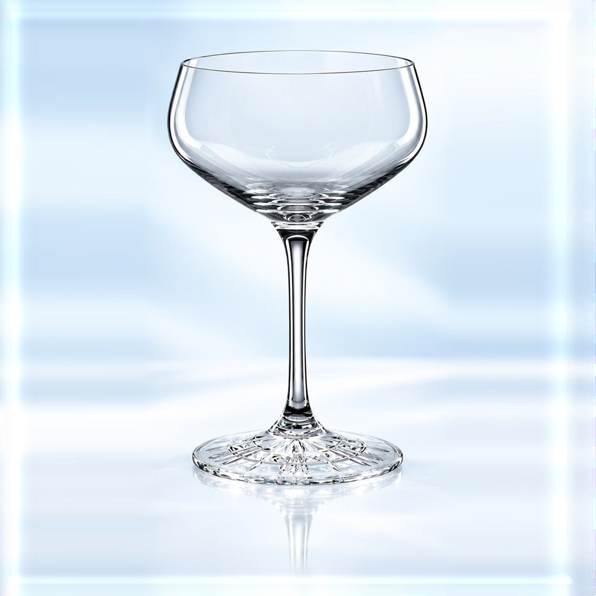 Coupette Spiegelau Perfect Serve 23 cl à pied fin et base taillée, vue de face sur un plan lumineux