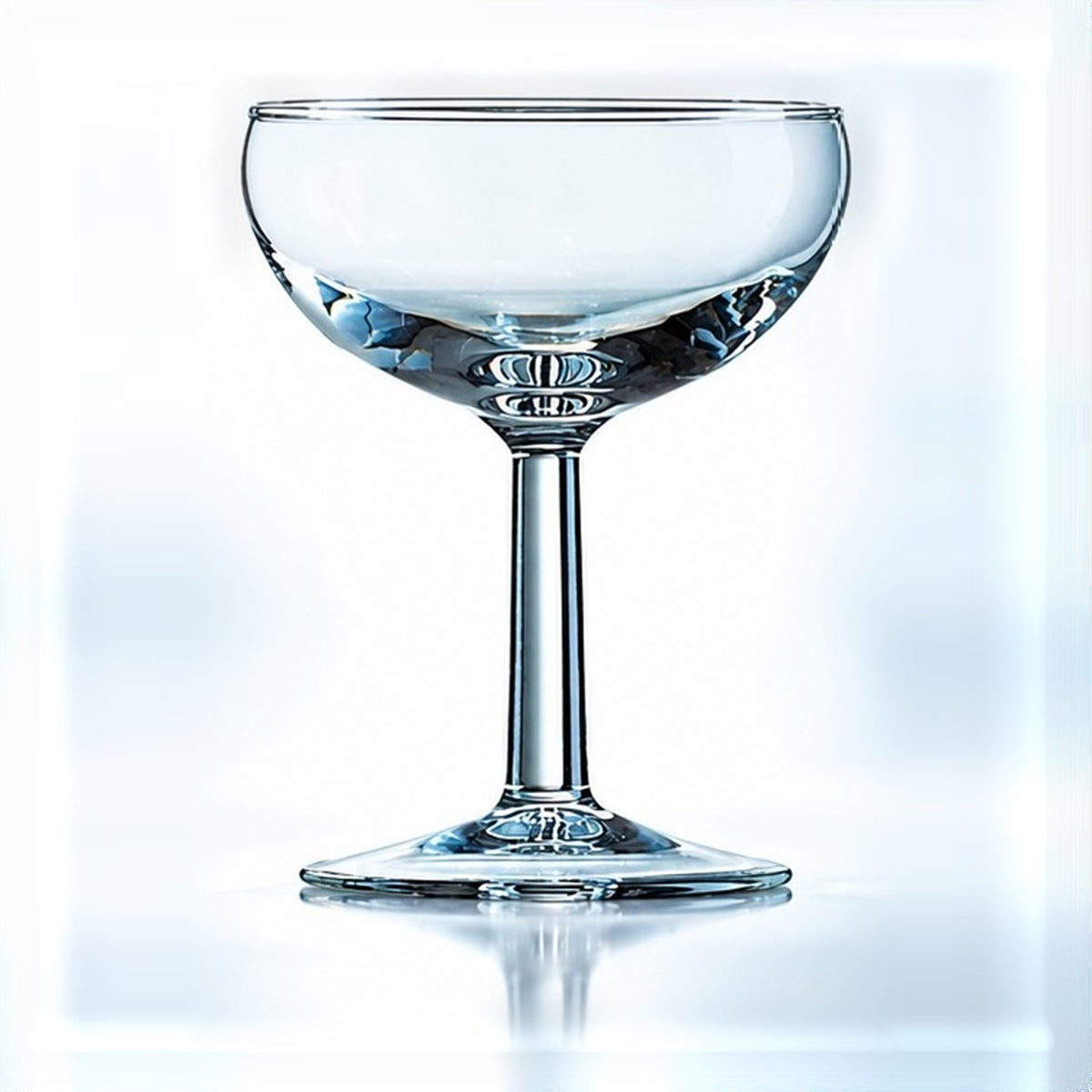 Coupette Arcoroc Elegance 16 cl, vu de face sur fond clair