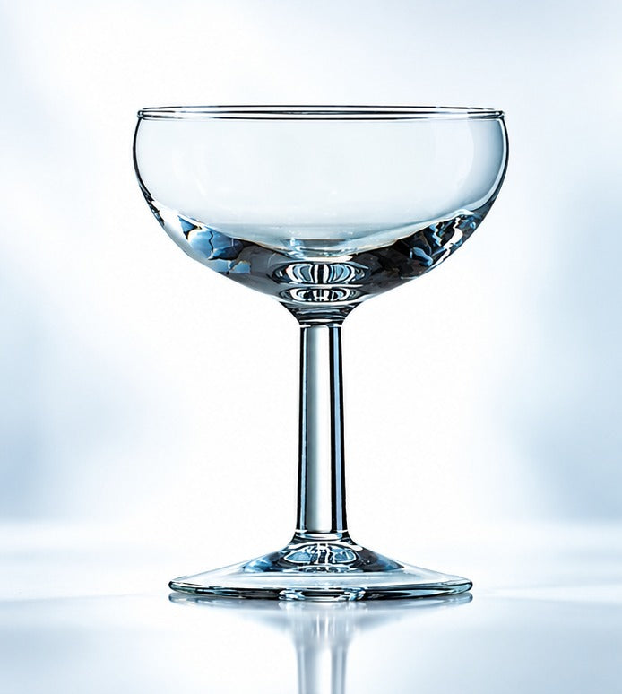 Coupette Arcoroc Elegance 16 cl, vu de face sur fond clair
