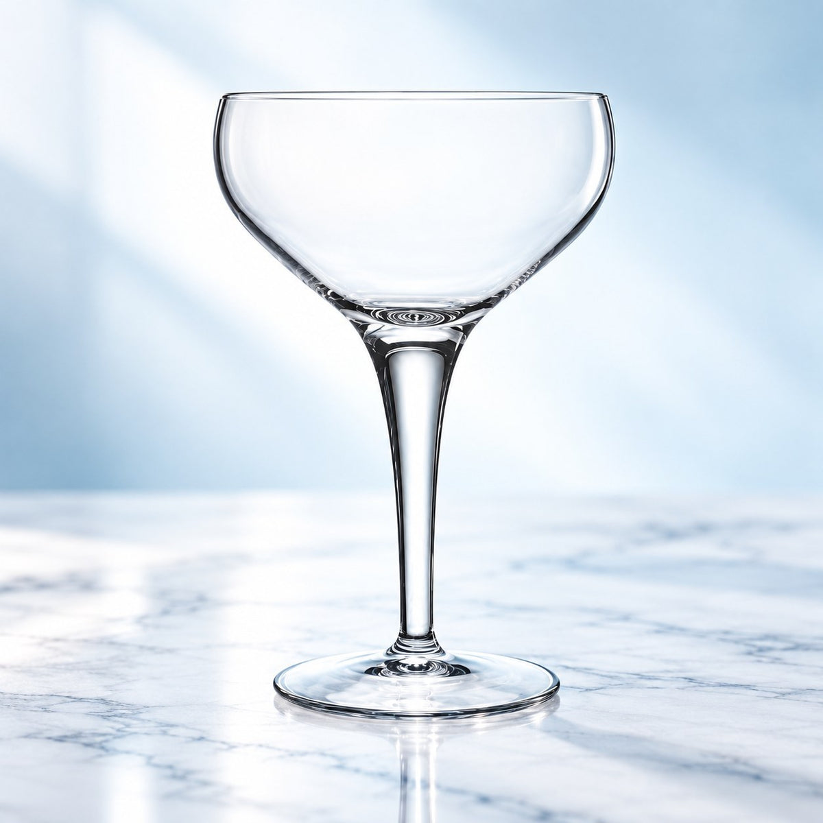 Coupette Luigi Bormioli MichelAngelo 22 cl à pied fin, vue de face sur un plan de marbre