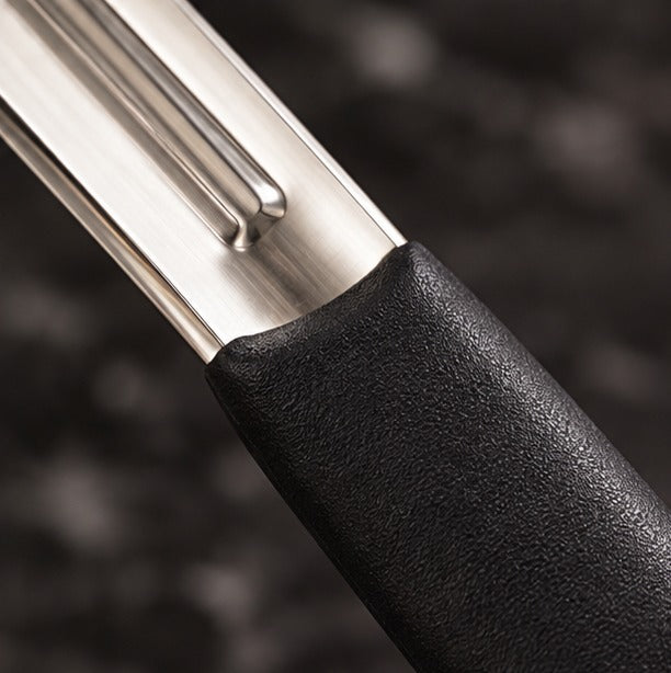 Éplucheur Genware UK 10,2 cm, gros plan sur la lame
