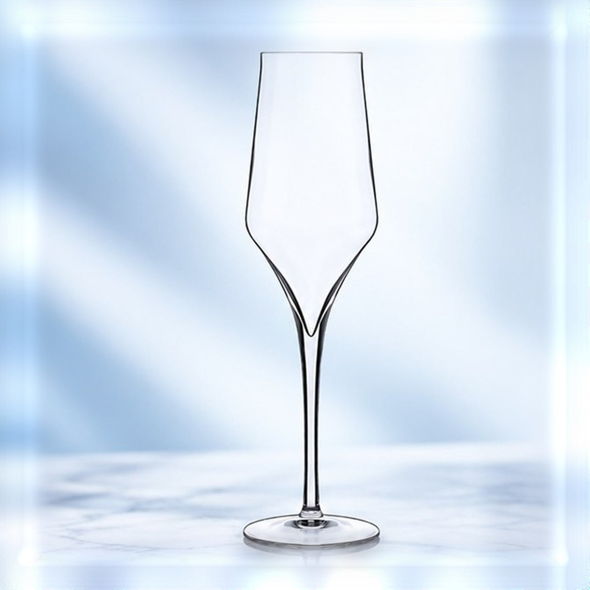 Flûte à champagne Luigi Bormioli Supremo 24 cl à coupe évasée, vue de face sur fond bleu clair