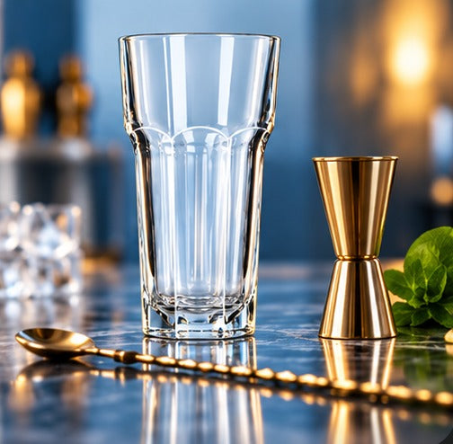 Verre long drink Libbey Gibraltar 35 cl, à côté d'un bar spoon et d'un jigger
